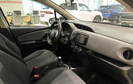 Toyota Yaris III рестайлинг, 2015 год, 999 000 рублей, 15 фотография