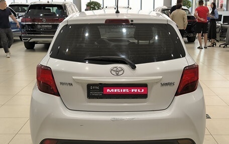 Toyota Yaris III рестайлинг, 2015 год, 999 000 рублей, 10 фотография
