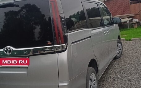 Toyota Noah III, 2020 год, 2 550 000 рублей, 3 фотография