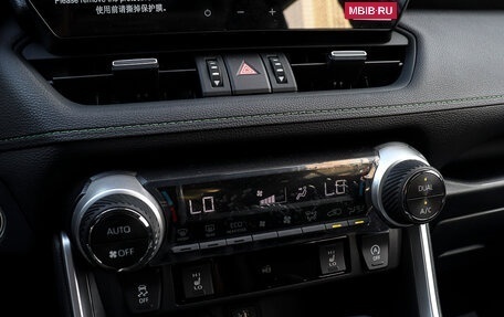 Toyota RAV4, 2024 год, 4 270 000 рублей, 13 фотография