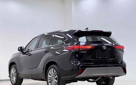 Toyota Highlander, 2022 год, 4 100 000 рублей, 3 фотография