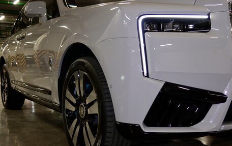 Rolls-Royce Cullinan, 2025 год, 63 000 000 рублей, 15 фотография