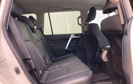 Toyota Land Cruiser Prado 150 рестайлинг 2, 2017 год, 5 200 000 рублей, 17 фотография