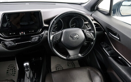 Toyota C-HR I рестайлинг, 2017 год, 1 999 000 рублей, 10 фотография