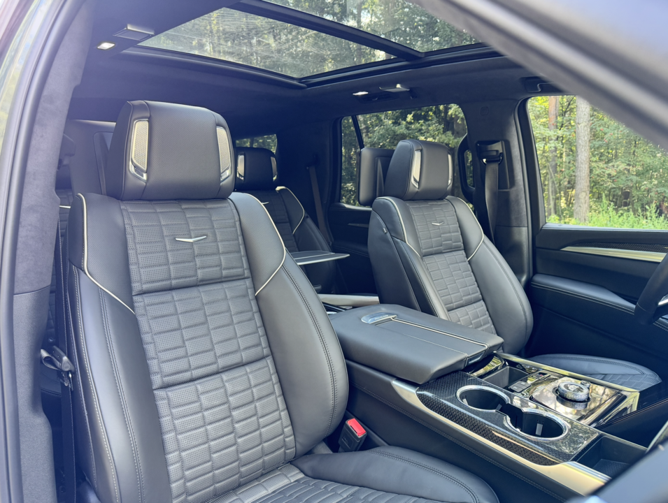 Cadillac Escalade V, 2025 год, 33 000 000 рублей, 29 фотография