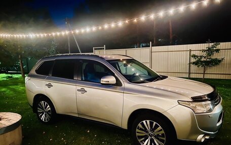 Mitsubishi Outlander III рестайлинг 3, 2013 год, 1 100 000 рублей, 3 фотография