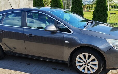 Opel Astra J, 2010 год, 620 000 рублей, 2 фотография