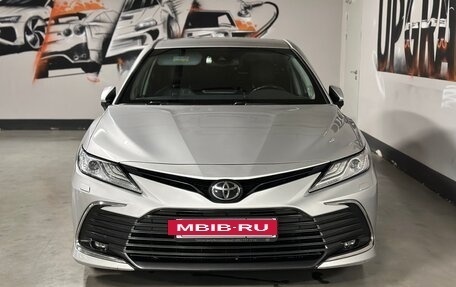 Toyota Camry, 2021 год, 3 200 000 рублей, 2 фотография