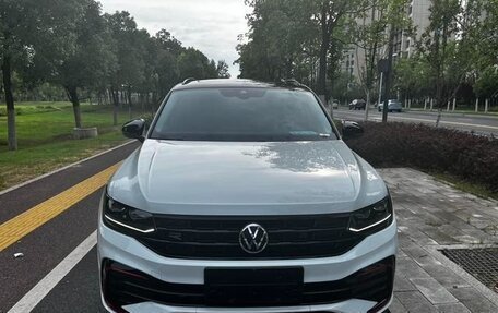 Volkswagen Tiguan II, 2022 год, 2 730 000 рублей, 2 фотография