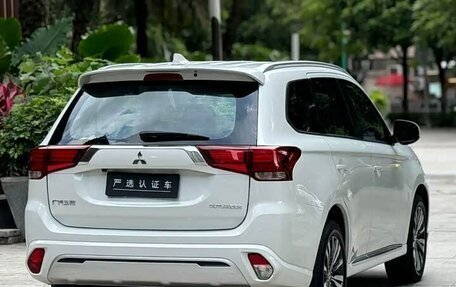 Mitsubishi Outlander III рестайлинг 3, 2021 год, 1 799 000 рублей, 8 фотография