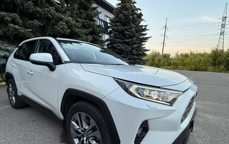Toyota RAV4, 2020 год, 3 700 000 рублей, 9 фотография