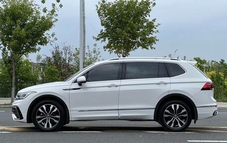 Volkswagen Tiguan II, 2022 год, 2 601 000 рублей, 2 фотография