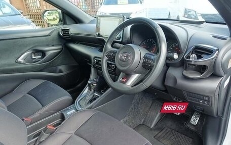 Toyota Yaris, 2021 год, 1 350 000 рублей, 9 фотография