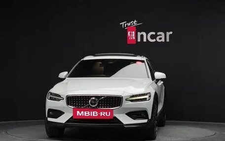 Volvo V60 Cross Country II, 2022 год, 3 850 015 рублей, 7 фотография
