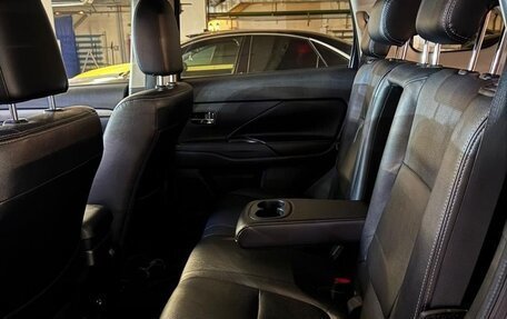 Mitsubishi Outlander III рестайлинг 3, 2014 год, 2 000 000 рублей, 11 фотография