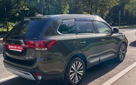 Mitsubishi Outlander III рестайлинг 3, 2019 год, 2 220 000 рублей, 6 фотография