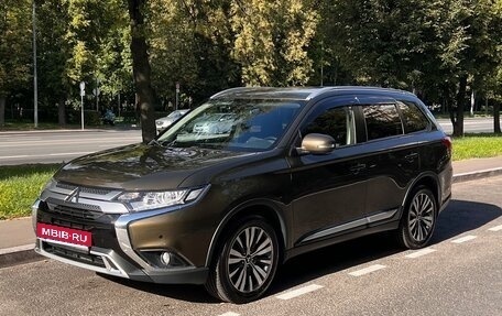 Mitsubishi Outlander III рестайлинг 3, 2019 год, 2 220 000 рублей, 3 фотография