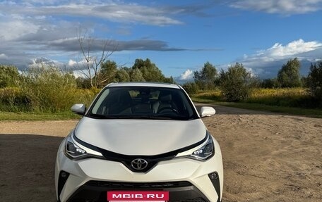 Toyota C-HR I рестайлинг, 2023 год, 3 500 000 рублей, 8 фотография
