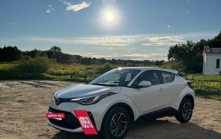 Toyota C-HR I рестайлинг, 2023 год, 3 500 000 рублей, 3 фотография