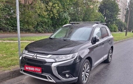 Mitsubishi Outlander III рестайлинг 3, 2020 год, 2 800 000 рублей, 1 фотография