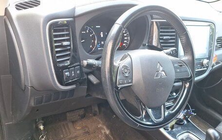 Mitsubishi Outlander III рестайлинг 3, 2020 год, 2 800 000 рублей, 4 фотография