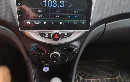 Hyundai Solaris II рестайлинг, 2011 год, 600 000 рублей, 8 фотография