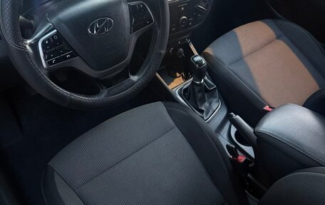 Hyundai Solaris II рестайлинг, 2017 год, 1 100 000 рублей, 8 фотография