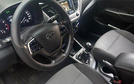 Hyundai Solaris II рестайлинг, 2017 год, 1 100 000 рублей, 7 фотография