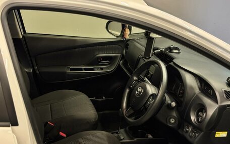 Toyota Vitz, 2019 год, 997 000 рублей, 8 фотография
