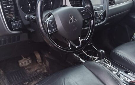 Mitsubishi Outlander III рестайлинг 3, 2019 год, 1 700 000 рублей, 4 фотография