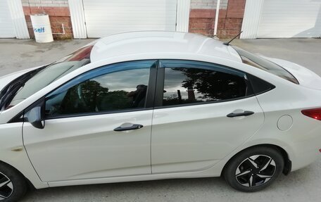 Hyundai Solaris II рестайлинг, 2015 год, 900 000 рублей, 4 фотография