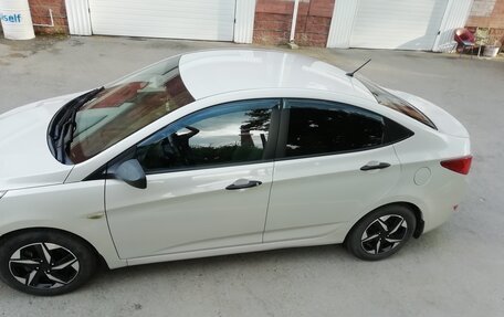 Hyundai Solaris II рестайлинг, 2015 год, 900 000 рублей, 2 фотография