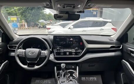 Toyota Highlander, 2024 год, 4 500 000 рублей, 9 фотография
