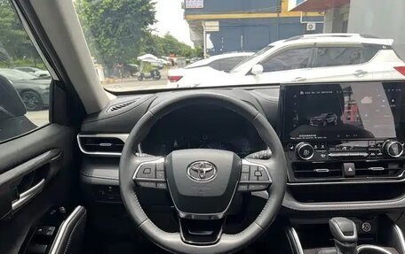Toyota Highlander, 2024 год, 4 500 000 рублей, 16 фотография