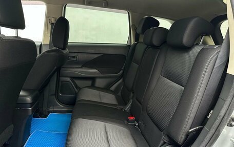 Mitsubishi Outlander III рестайлинг 3, 2017 год, 1 850 000 рублей, 10 фотография