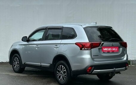 Mitsubishi Outlander III рестайлинг 3, 2017 год, 1 850 000 рублей, 7 фотография
