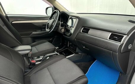 Mitsubishi Outlander III рестайлинг 3, 2017 год, 1 850 000 рублей, 13 фотография