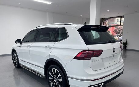 Volkswagen Tiguan II, 2022 год, 3 771 000 рублей, 3 фотография