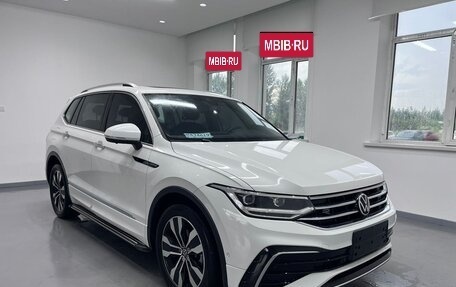 Volkswagen Tiguan II, 2022 год, 3 771 000 рублей, 2 фотография