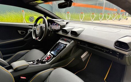 Lamborghini Huracán, 2022 год, 32 000 000 рублей, 13 фотография