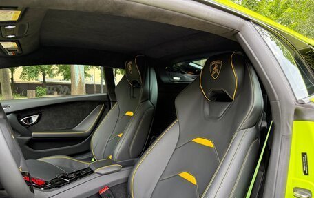 Lamborghini Huracán, 2022 год, 32 000 000 рублей, 15 фотография