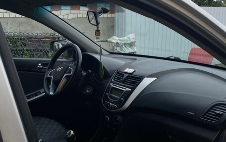 Hyundai Solaris II рестайлинг, 2012 год, 650 000 рублей, 6 фотография