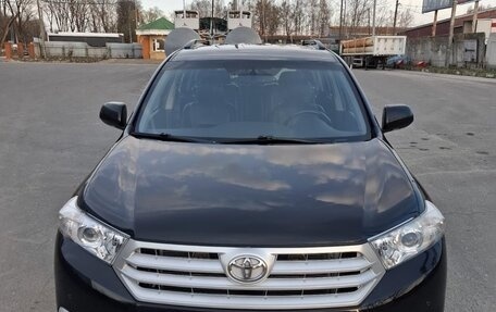 Toyota Highlander III, 2013 год, 2 300 000 рублей, 2 фотография