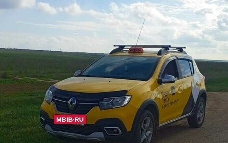 Renault Sandero II рестайлинг, 2022 год, 700 000 рублей, 2 фотография