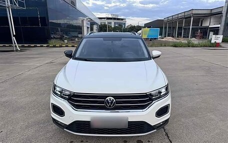 Volkswagen T-Roc I, 2022 год, 1 620 000 рублей, 2 фотография