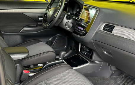 Mitsubishi Outlander III рестайлинг 3, 2018 год, 1 799 000 рублей, 7 фотография