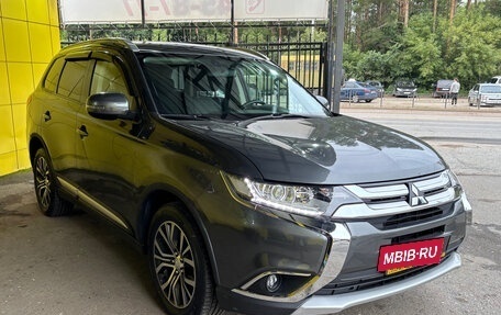Mitsubishi Outlander III рестайлинг 3, 2018 год, 1 799 000 рублей, 3 фотография