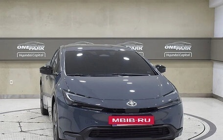 Toyota Prius IV XW50, 2024 год, 3 180 000 рублей, 2 фотография