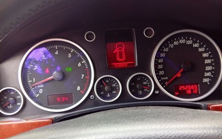 Volkswagen Touareg III, 2005 год, 900 000 рублей, 9 фотография