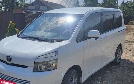 Toyota Voxy II, 2010 год, 1 100 000 рублей, 1 фотография